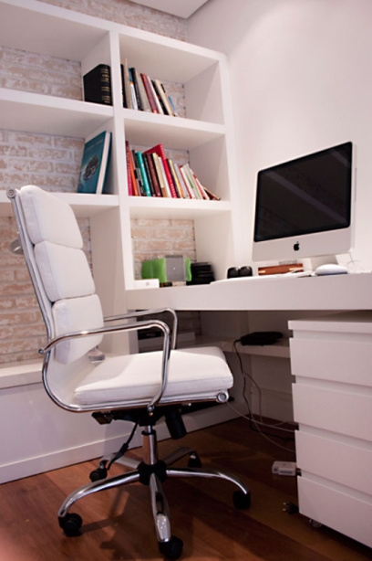 a ergonomia no home office depende principalmente de mesa e cadeira confortáveis e altura da tela ao nível dos olhos do usuário